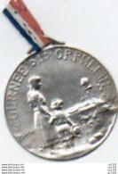 2V8Bv Insigne Militaire Décoration Médaille Metal Argenté Gaufré Guerre 14/18 Journée Des Orphelins 1916 - Frankrijk