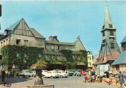 FRANCE - Honfleur - Vue Sur La Place Sainte Catherine Et Son Vieux Clocher - Animé - Colorisé - Carte Postale - Honfleur