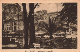 FRANCE - Vichy - Le Casino Vu De Côté - Chaises - Parasols - Animé - Palmiers - Carte Postale Ancienne - Vichy