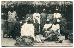 CPA SÉNÉGAL PARIS Porte Maillot * Village Sénégalais  Un Groupe De Femmes * Photo Paul Savary - Expositions