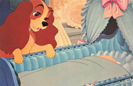 DISNEY - Scène - La Belle Et Le Clochard - Lady Regardant Le Bébé Dans Le Berceau - Carte Postale - Disneyworld