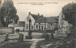 Le Bellay En Vexin * Un Coin De La Place Et Rue De La Mairie - Andere & Zonder Classificatie