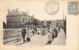 Bouffémont * La Procession Dans Une Rue Du Village * Fête Religieuse Défilé - Bouffémont