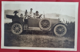 Carta Postale Non Circulée - Circa 1910s - Très Grande Famille Montant Dans La Voiture Avec Un Chien - Autobus & Pullman