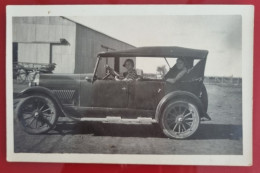 Carta Postale Non Circulée - Jeune Femme Transportant Une Autre Jeune Femme Dans Une Voiture à Côté D'une Grande Grange - Autobus & Pullman