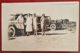 Carta Postale Non Circulée - Quatre Femmes à Côté De Trois Voitures Au Milieu Du Terrain - Autobus & Pullman