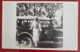 Carta Postale Non Circulée - Jeune Femme Sortant De La Voiture Au Milieu Du Champ Boisé - Autobus & Pullman