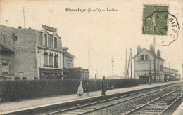 Pierrelaye * Intérieur De La Gare * Ligne Chemin De Fer * Café De Paris - Pierrelaye