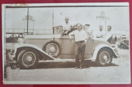 Carta Postale Non Circulée - Quatre Hommes Posant Avec Une Belle Voiture Décapotable - Autobus & Pullman