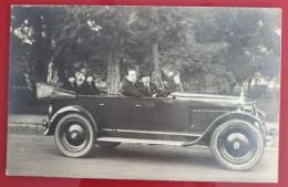 Carta Postale Non Circulée - Deux Couples Chevauchant Une Voiture Décapotable Au Milieu D'une Forêt - Autobus & Pullman