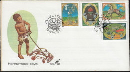 Ciskei 1987 Y&T 119 à 122 Sur FDC. Jouets De Fabrication Artisanale. Pompe à Eau, éolienne, Poupée, Cheval - Puppen