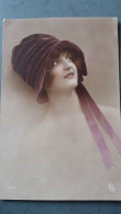 CPA FANTAISIE FEMME MODE CHAPEAU CLOCHE ART DECO BUSTE NU RUBAN ETERNEL FEMININ 1920 30 - Femmes