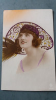 CPA FANTAISIE FEMME MODE CHAPEAU EXTRAVAGANT ART DECO BUSTE ETERNEL FEMININ 1920 30 - Femmes