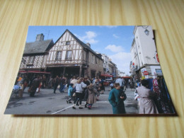 La Guerche-de-Bretagne (35).Place De La Mairie, Un Jour De Marché. - La Guerche-de-Bretagne