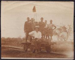 VIEILLE PHOTO CONGO BELGE 1928 - COLONIAL Et Ses Boys à BUKAMA - TRAVAUX AU CHEMIN DE FER BCK - ( Bas Congo Au Katanga ) - Old (before 1900)