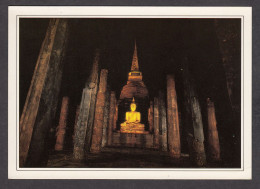 115907/ SUKOTHAI, Sukhothai Historical Park, An Ancient Buddha Image Glows From The Ruins - Tailandia