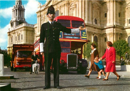 Automobiles - Bus - Autocar - Autocar Rouge à Double étages De Londres - Policeman - Policier - Camions - CPM - Carte Ne - Autobus & Pullman