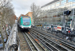 Photo-carte Moderne - Une Rame De Métro MF2000 Arrivant à La Station "Jaurès" Ligne 2 Du Métro De Paris - RATP - U-Bahnen