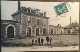 Cpa 24 Dordogne, Mussidan, La Gare, Façade Et Place Animée, éd M.D, écrite En 1915 - Mussidan