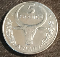 Pas Courant - MADAGASCAR - 5 FRANCS ARIARY 1987 - KM 10 - Madagaskar