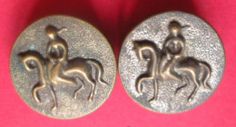 2 Boutons Cavalière Montant En Amazone  Vènerie? De Livrée ? Métal  Façon Vieux Bronze Diam 3.2 Cm Dos Scanné Buttons - Knöpfe