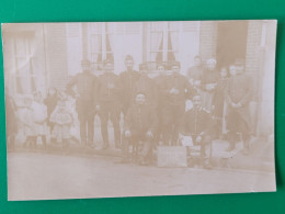 Cartes Photo , Militaires Campagne 1914 , Dans Un Village Avec Les Habitants , Creil 11 Novembre - Guerre 1914-18
