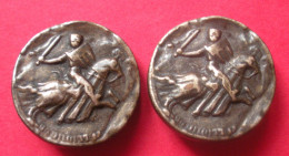 2 Boutons Chevalier Armé  Moyen-Age Vènerie? De Livrée ? Métal  Façon Vieux Bronze Diam 2.6 Cm Dos Scanné Buttons - Botones