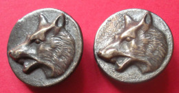 2 Boutons Loup Wolf0 Vènerie? De Livrée ? Métal  Façon Vieux Bronze Diam 2.6 Cm Dos Scanné Buttons - Knopen