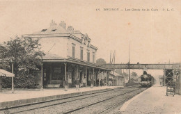 Brunoy * Intérieur Et Les Quais De La Gare * Arrivée Du Train * Ligne Chemin De Fer - Brunoy