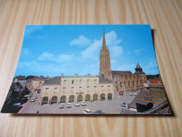 La Guerche-de-Bretagne (35).La Basilique Et La Mairie. - La Guerche-de-Bretagne