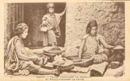 CPA - Algérie - BATNA - Femme Préparant Le Couscous Et Femme Filant La Laine- Ref. LL N° 89 _ - Batna