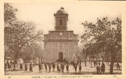 CPA - Algérie - BATNA - Place De La République Et L'Église - Ref. LL N° 46 _ J. Bernard Papeterie Tabacs BATNA * 2 Scans - Batna