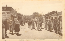 CPA - Algérie - BATNA -Rue Du Général Faidherbe - Absinthe Rivoire - Ref. LL N° 35 _ J. Bernard Papeterie Tabacs BATNA* - Batna