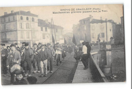 CPA 81 Grève De Graulhet Manifestation Gréviste Passant Sur Le Pont - Graulhet