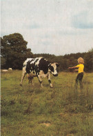 ENFANTS - Scènes & Paysages - Espiègle - Une Vache? - Carte Postale - Szenen & Landschaften