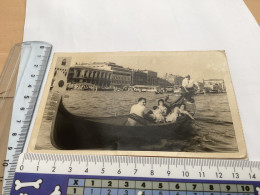 Photo Snapshot 1940 Photo, Noir Et Blanc, Homme Femme, Enfants Sur Une Gondole à Venise Commerce, Magasin, Magasin - Oggetti