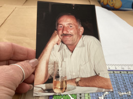 Photo Snapshot 1990' Photo, Couleur Homme, Assis Devant Son Assiette, Verre De Rosé, La Main Sur La Joue Personne âgée - Objetos