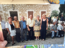 Photo Snapshot 1990 Photo, Couleur, Homme Femme, Photo De Groupe, Homme Femme, Assis Devant Maison En Pierre - Objets