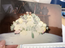 Photo Snapshot 1990' Photo Couleur Bouquet De Fleurs Sur Une Table Derrière Bibelots. Cadre Photo, Livre, Vase, Fleurs P - Objects