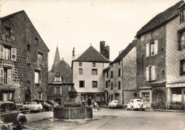 Besse En Chandesse * Place Du Marché Et Fontaine Renaissance * Café * Automobile Voiture Ancienne - Besse Et Saint Anastaise