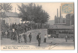 CPA 54 Les Grèves Du Bassin De Longwy - Mont St Martin La Passerelle De L'usine Gardée Par La Troupe - Mont Saint Martin