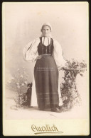 NAGYSZEBEN 1880-90. Auerlich : Hölgy Népviseletben, Szép Cabinet Fotó - Oud (voor 1900)