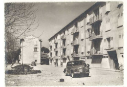 Cpsm Vaucluse - Sorgues - Les HLM, Route De Vedène ( Renault 4 CV 1er Plan, Citroën Traction Derrière ) - Sorgues