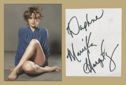 Mariska Hargitay - American Actress - Signed Sheet Of Paper + Photo - 2003 - COA - Acteurs & Comédiens