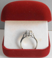 1 Bague En Or Gris 18 Karats (tête D'aigle) Ornée D'un Diamant Solitaire De 4,10mm (0,25 Carat) - TBE - Ringe
