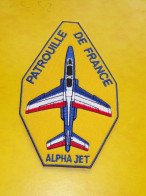 TISSU PATCH :   PATROUILLE DE FRANCE AVEC ALPHA JET   , DIAMETRE 9 CM , BON ETAT VOIR PHOTOS . POUR TOUT RENSEIGNEMENT M - Ecussons Tissu