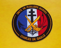 TISSU PATCH : UNITE DE FUSILIERS MARINS , CHARLES DE GAULLE  , DIAMETRE 9 CM , BON ETAT VOIR PHOTOS . POUR TOUT RENSEIGN - Scudetti In Tela