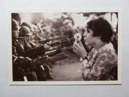 MANIFESTATION CONTRE GUERRE VIETNAM 1967 - Femme Face Armes - Carte Moderne Reproduisant Photo Marc Riboud - Demonstrationen