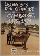 GARCON Avec Tenue De Type Scout Tirant Une Charette , Motos & Voiture En Arrière Plan - Carte Pub Expo Génocide Cambodge - Pfadfinder-Bewegung