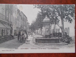06 - ANTIBES - Intérieur De La Ville - Les Casemates. (Attelage / Terrasse De Café / Fontaine) - Antibes - Oude Stad